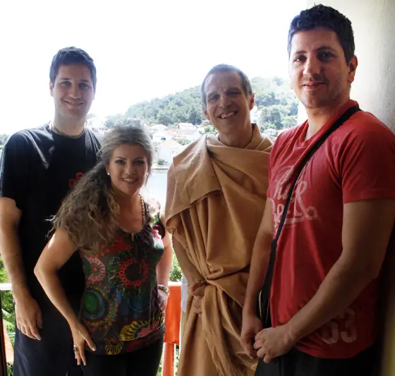 Uredništvo Atme u društvu Sacinandana Swamija. S lijeva na desno: Milivoj Popović, Ines Žižić, Sacinandana Swami, Dario Duišin Džunić