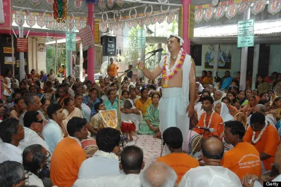 Surrounded by devotees a Kirtanja (Singer) singing Baishnav reli