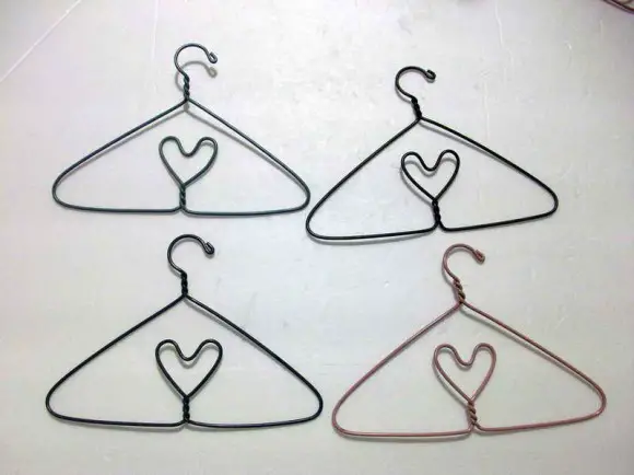 Wire-Clothes-Hangers-with-doll-clotehs-580x434