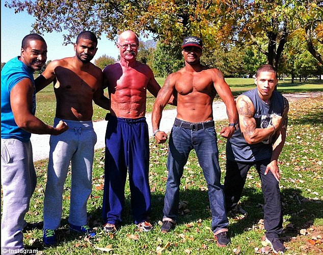 article-2474969-18F519EA00000578-96_634x500