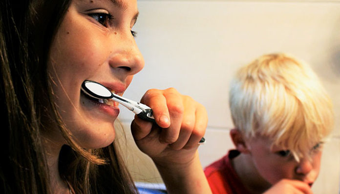 brushing-teeth-2103219_960_720