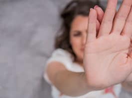 Zavidni ljudi koji žele OTETI vašu sreću: Kako se obraniti od lažnih optužbi?