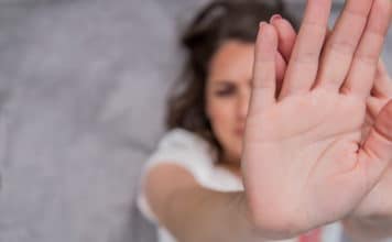 Zavidni ljudi koji žele OTETI vašu sreću: Kako se obraniti od lažnih optužbi?