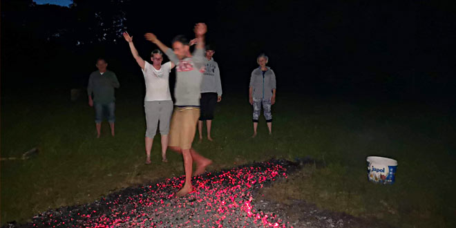 hodanje-po-žeraviti-zdraval