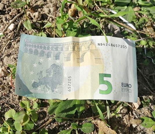 Ezoterično značenje pronalaska novca na zemlji