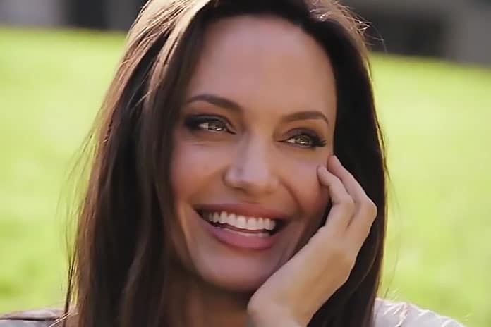 Angelina_Jolie_-_In_The_Bag,_Vogue_Taiwan_01