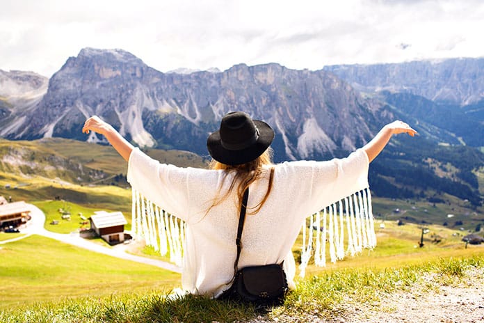 young-stylish-woman-posing-alp-mountains-boho-fashion-outfit