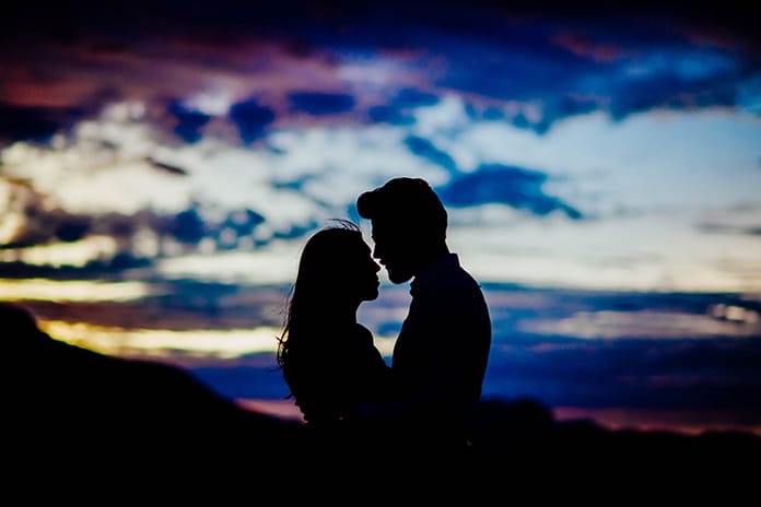 kiss-4567465_1920