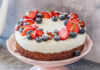 Sočna i ukusna: Jogurt torta sa šumskim voćem
