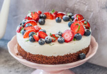 Sočna i ukusna: Jogurt torta sa šumskim voćem