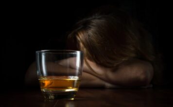 Kult alkohola: Kako se preko čaše upravlja ljudskom dušom